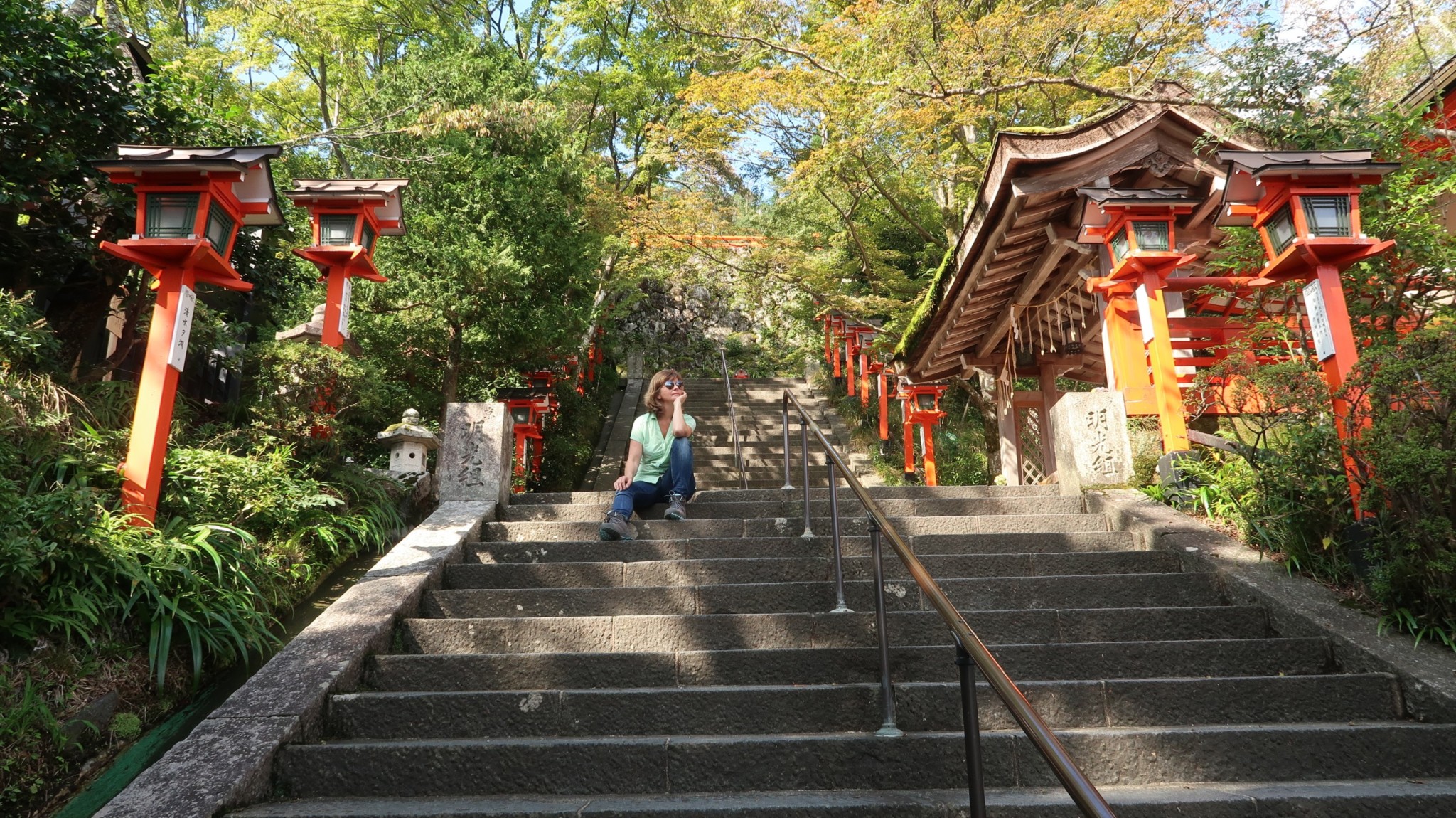 Ungestörte Tempel in der Nähe von Kyoto, inmitten der Natur 